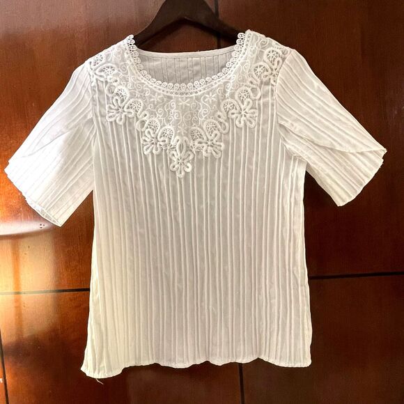Women's White Tshirt Lace Cutout Applique Crew Neck Blouse Top Size M - Picture 2 of 9